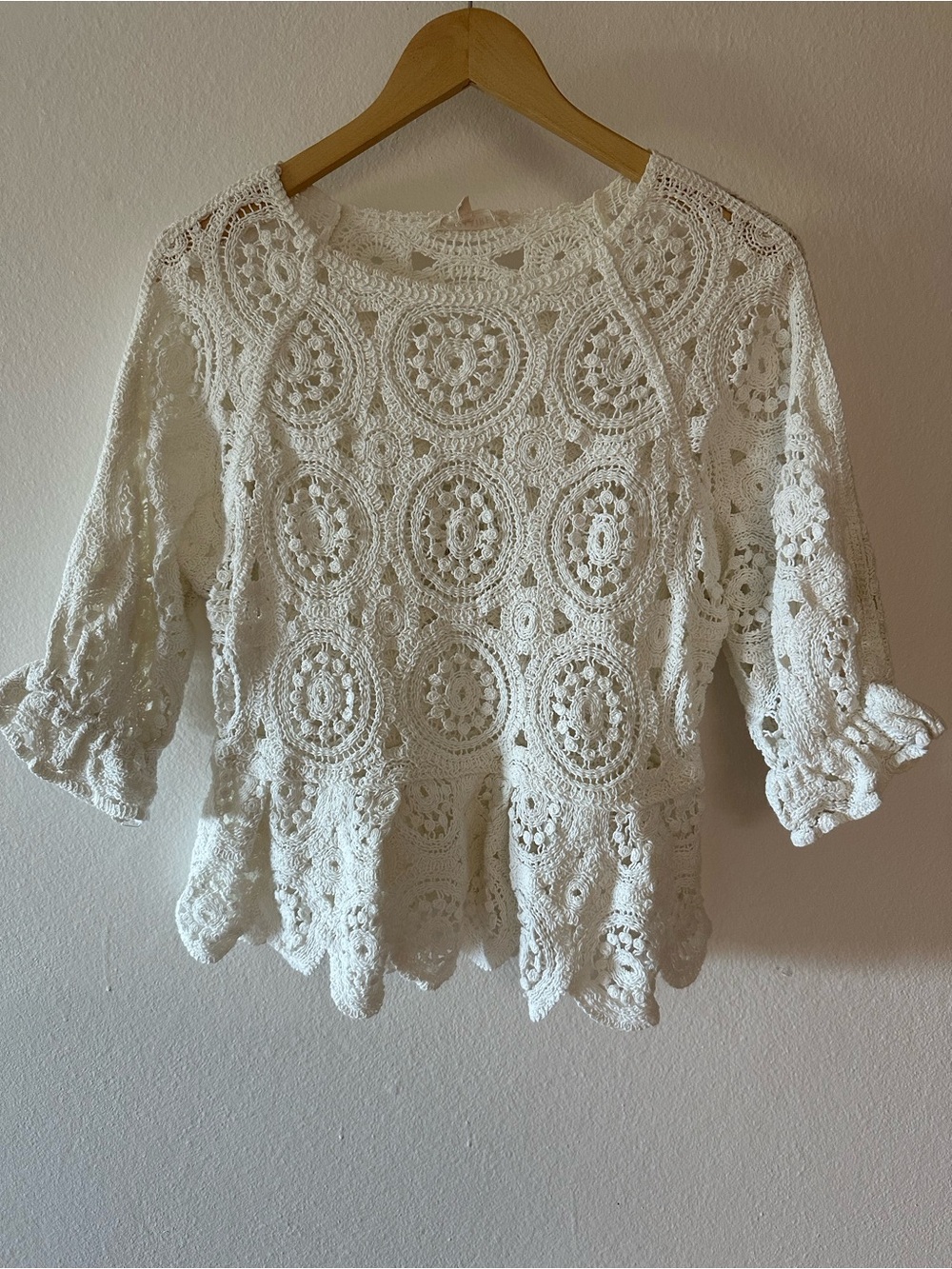 Solitaire white crochet blouse, medium, 3/4 sleeves, peplum hem.